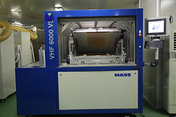 Vacuum plugging machine